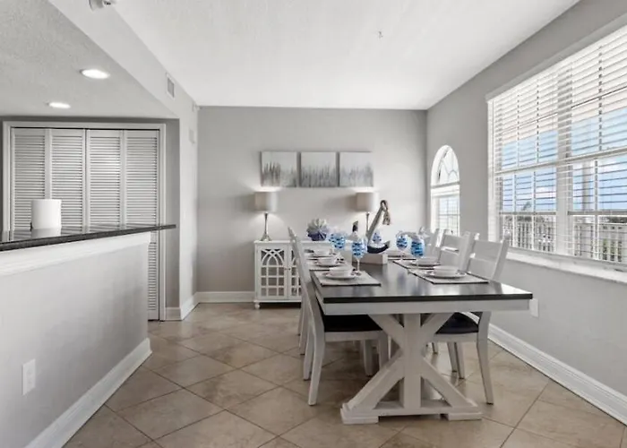 Coastal Retreat I Unbeatable Location I Sleeps 8 Apartment