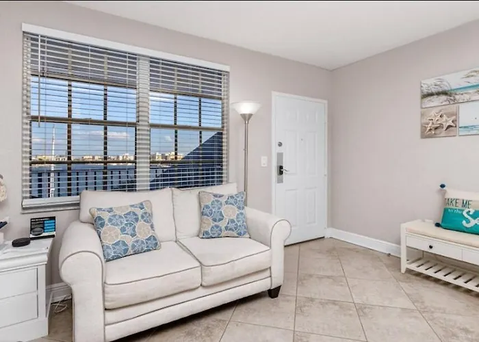 Apartment Coastal Retreat I Unbeatable Location I Sleeps 8