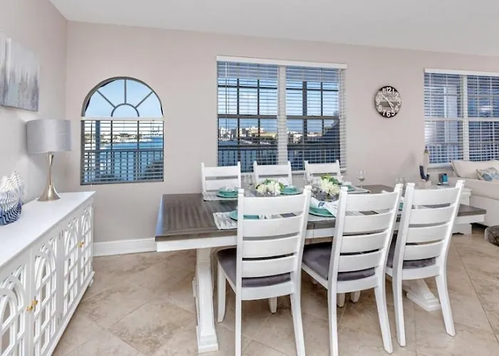 Coastal Retreat I Unbeatable Location I Sleeps 8 Apartment *