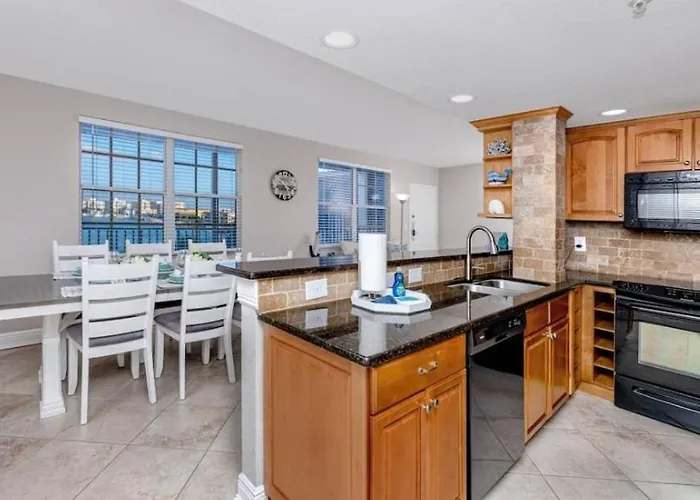 Coastal Retreat I Unbeatable Location I Sleeps 8 Apartment Clearwater Beach