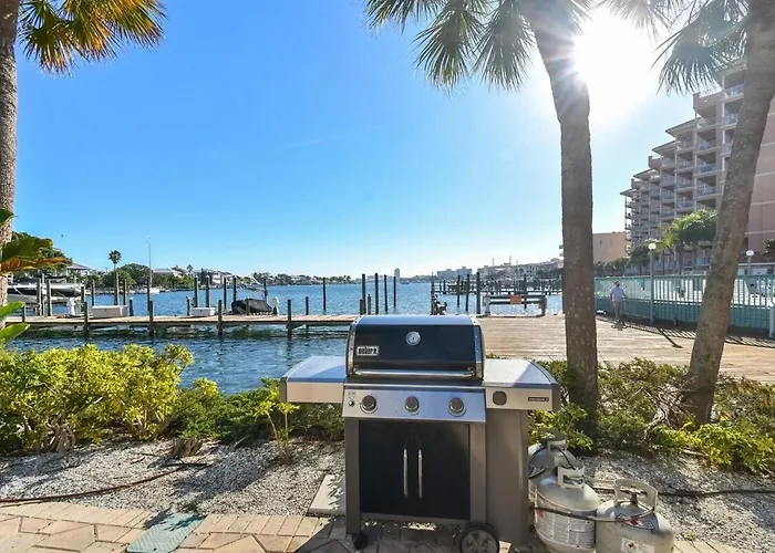 Coastal Retreat I Unbeatable Location I Sleeps 8 Apartment *