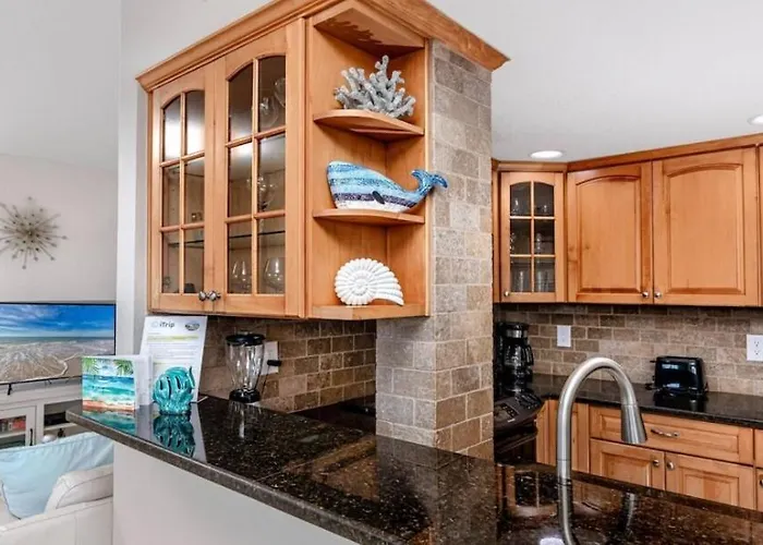 Coastal Retreat I Unbeatable Location I Sleeps 8 * Clearwater Beach