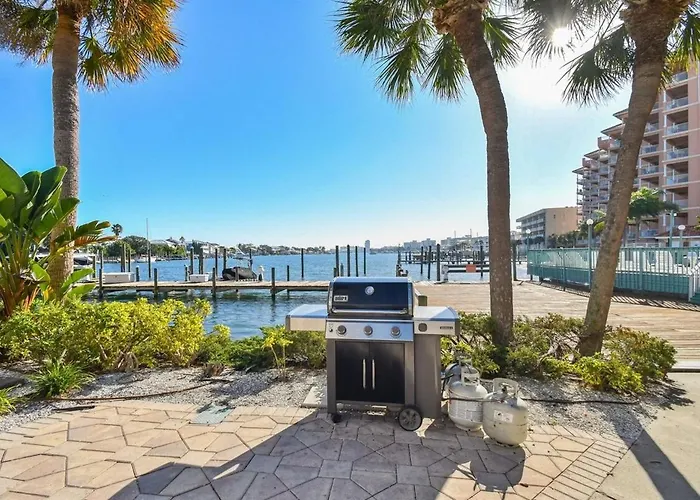 Coastal Retreat I Unbeatable Location I Sleeps 8 * Clearwater Beach